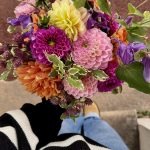 Petit bouquet de mariée avec des dahlias